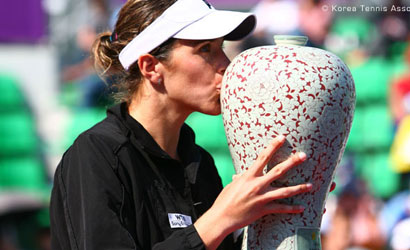 Maria José Martínez fa un petó al trofeu aconseguit al Hansol Korea Open.
